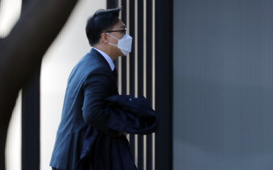 지난 12월13일 김진욱 고위공직자범죄수사처장이 정부과천청사로 출근하고 있다.<연합뉴스>